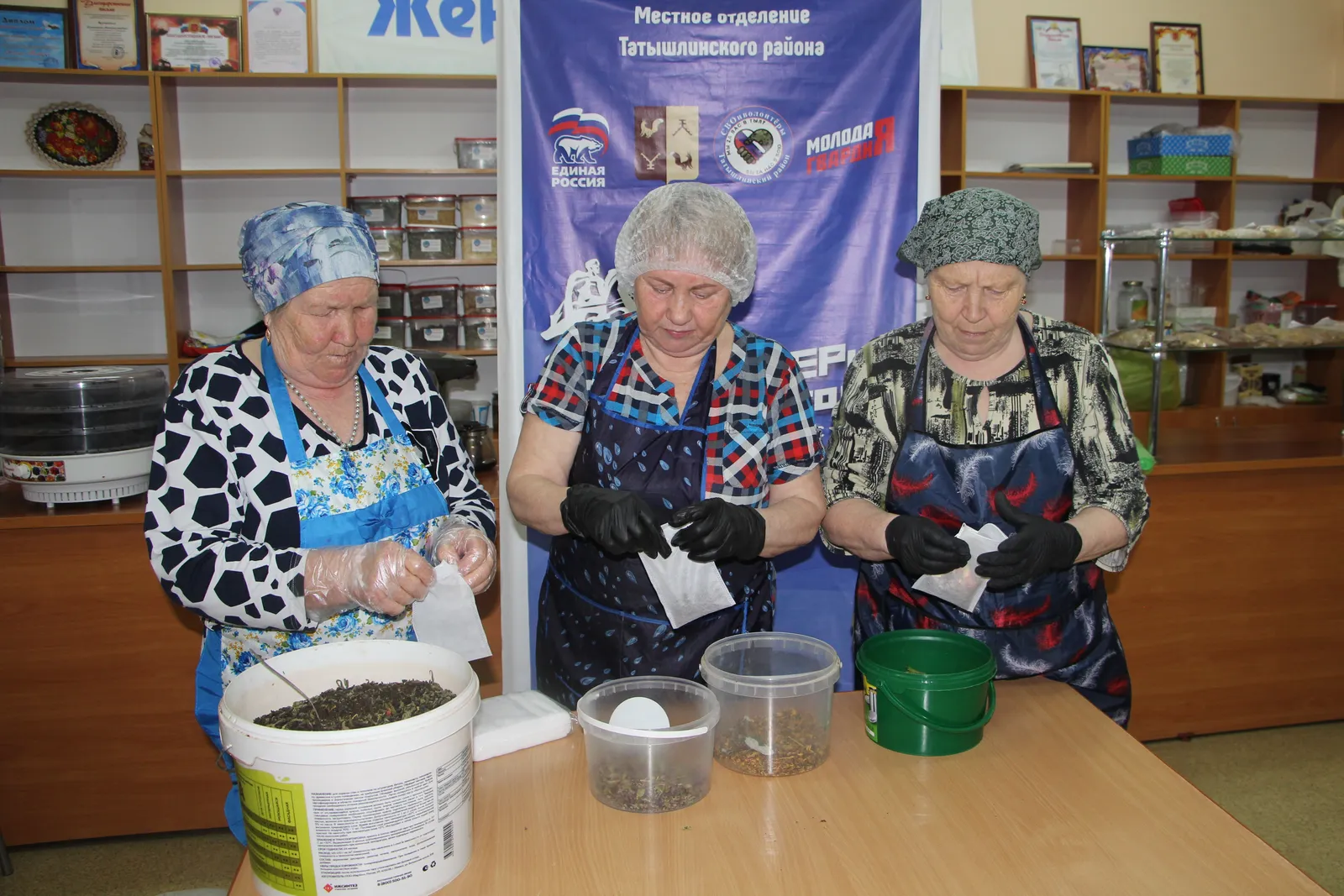 Их руки сегодня создают то, что спасает жизни и согревает души