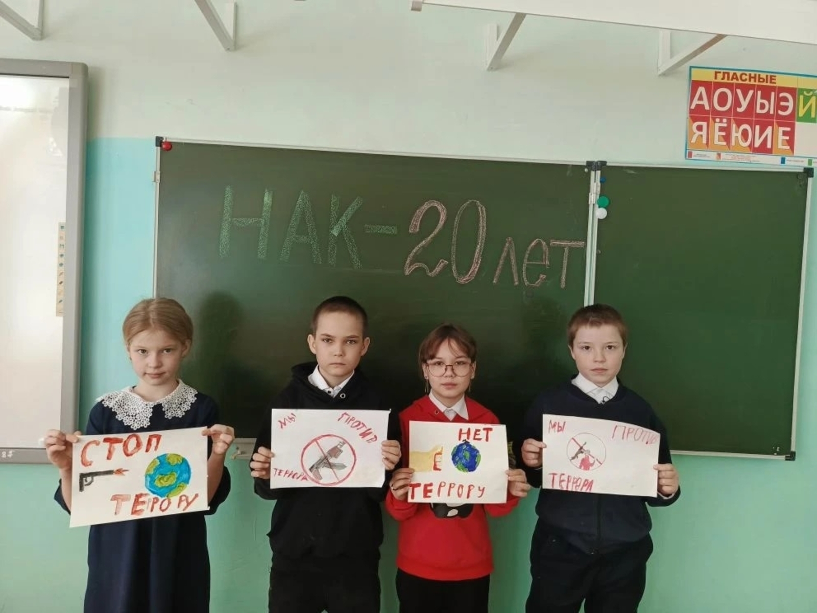 Беседы о безопасности, кинолектории, конкурсы рисунков и плакатов