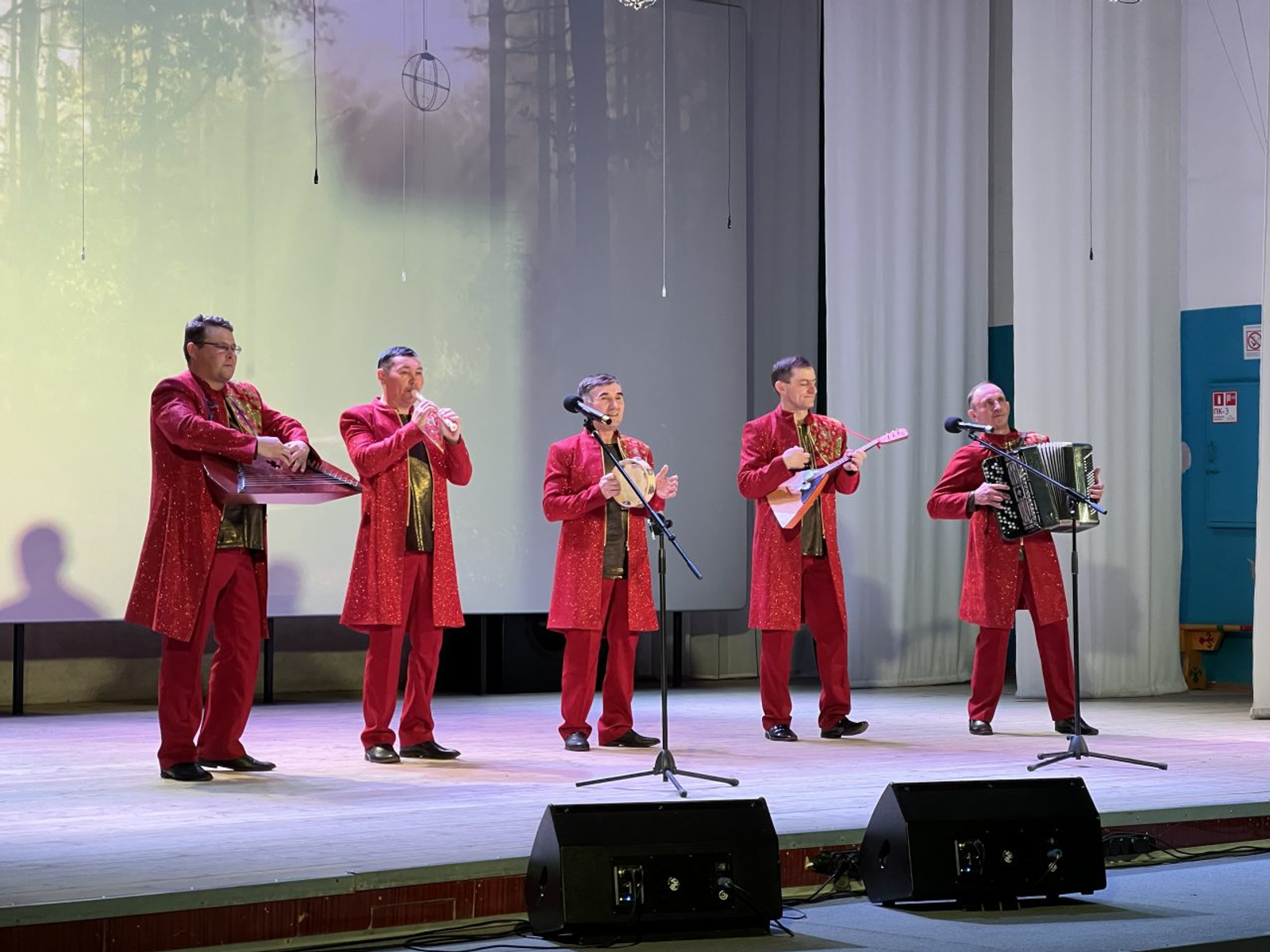 Удмуртъёс «В созвездии народов» концертэ пыриськизы