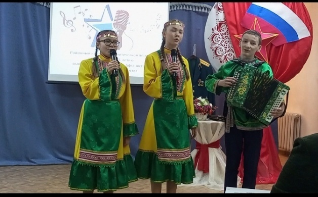 Учащиеся школы села Старый Варяш исполняли патриотические песни
