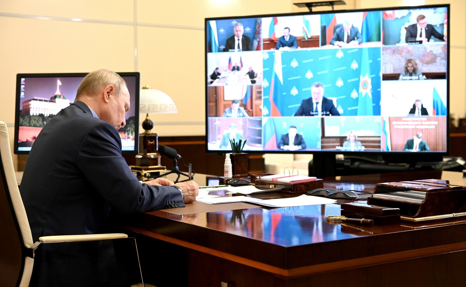 Владимир Путин провёл совещание с членами правительства