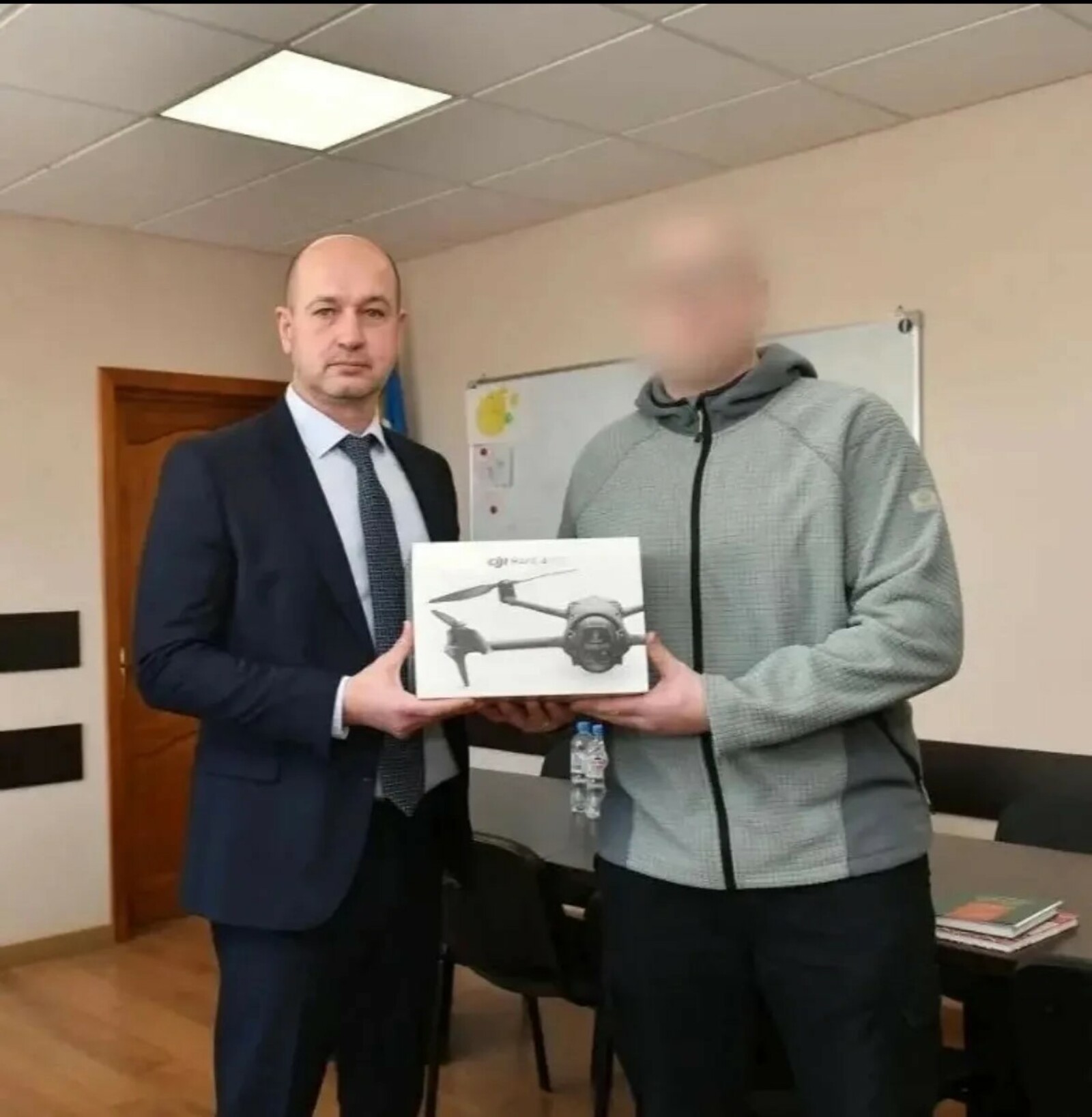 Руководитель Агентства по печати РБ передал квадрокоптер бойцу СВО