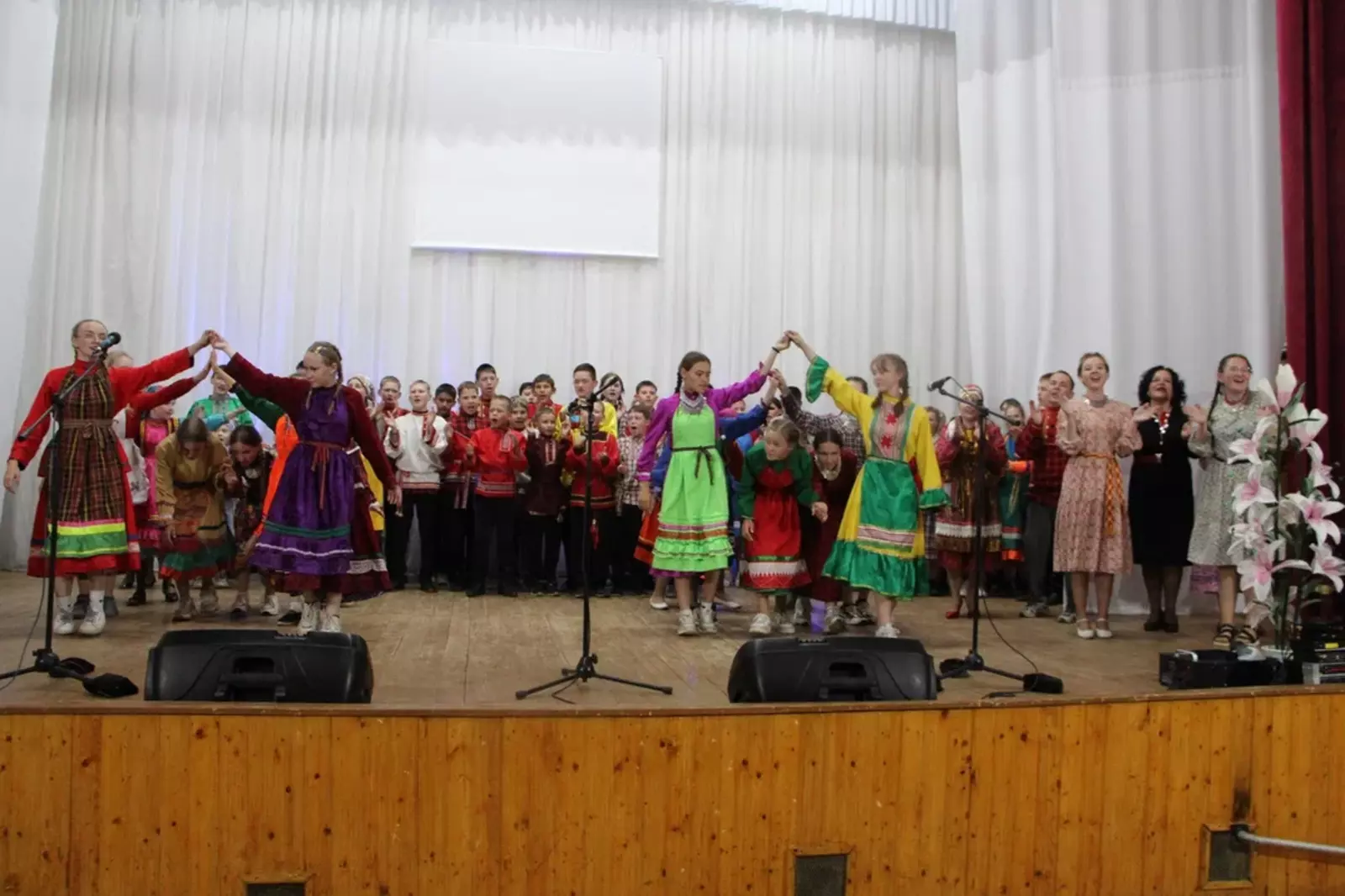 "Усточикарысь" нылпиос концерт возьматӥзы