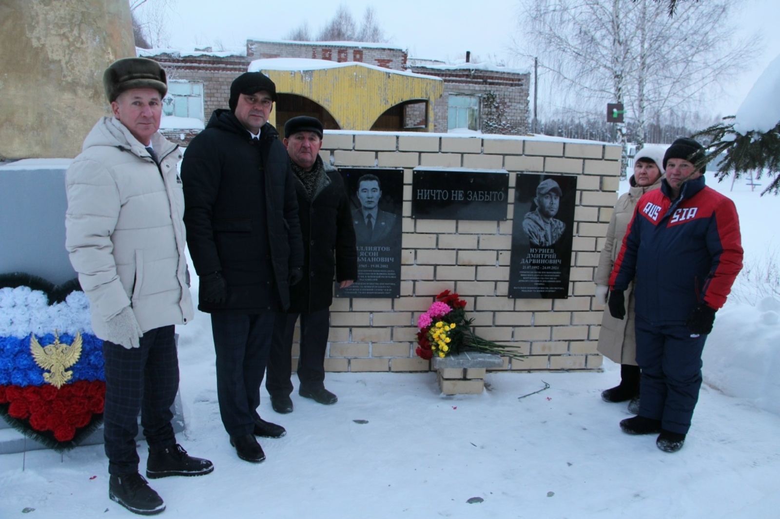 Одӥг нуналэ кык гуртын обелиск усьтӥзы