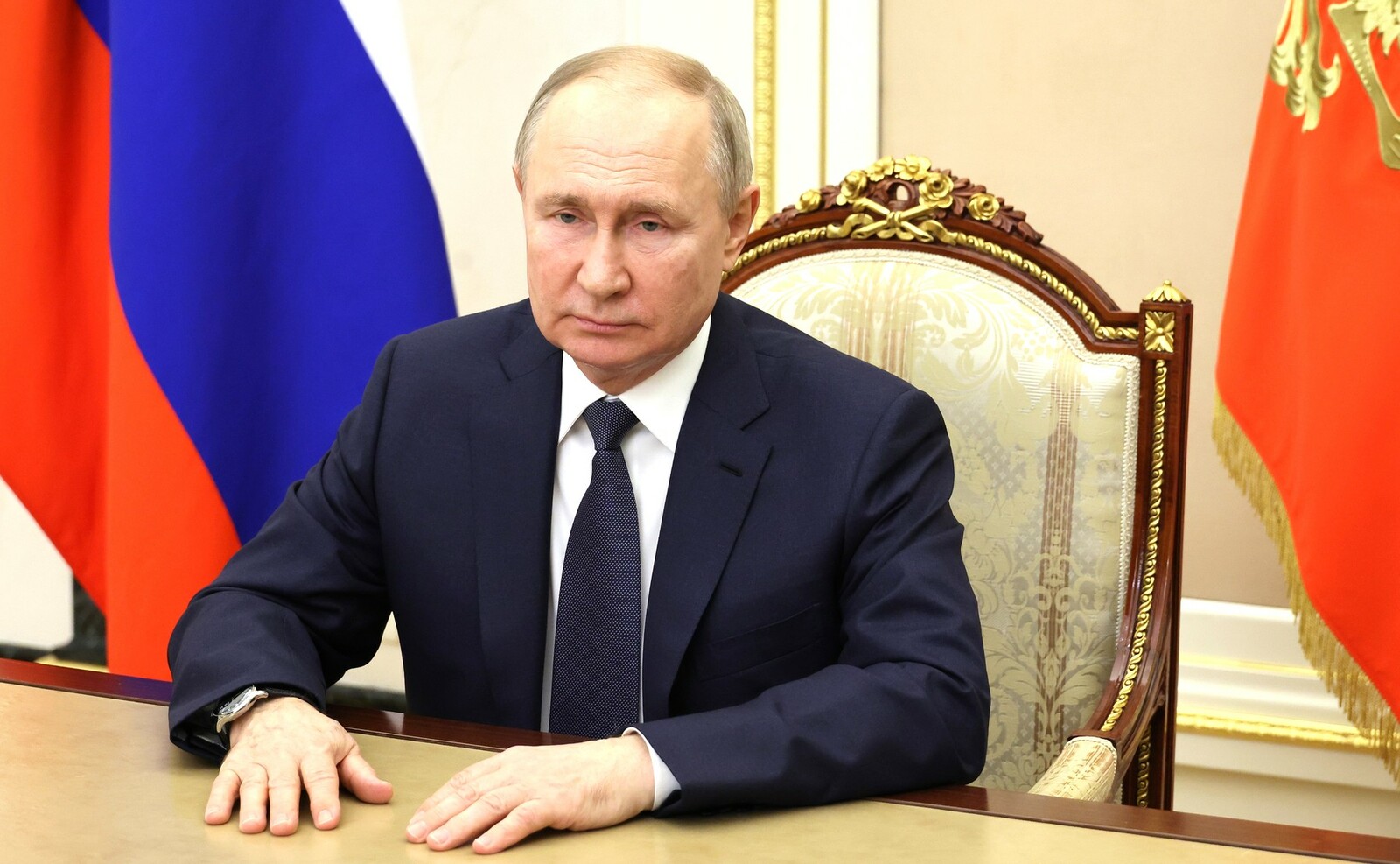 Владимир Путин поздравил личный состав и ветеранов МЧС с Днём спасателя